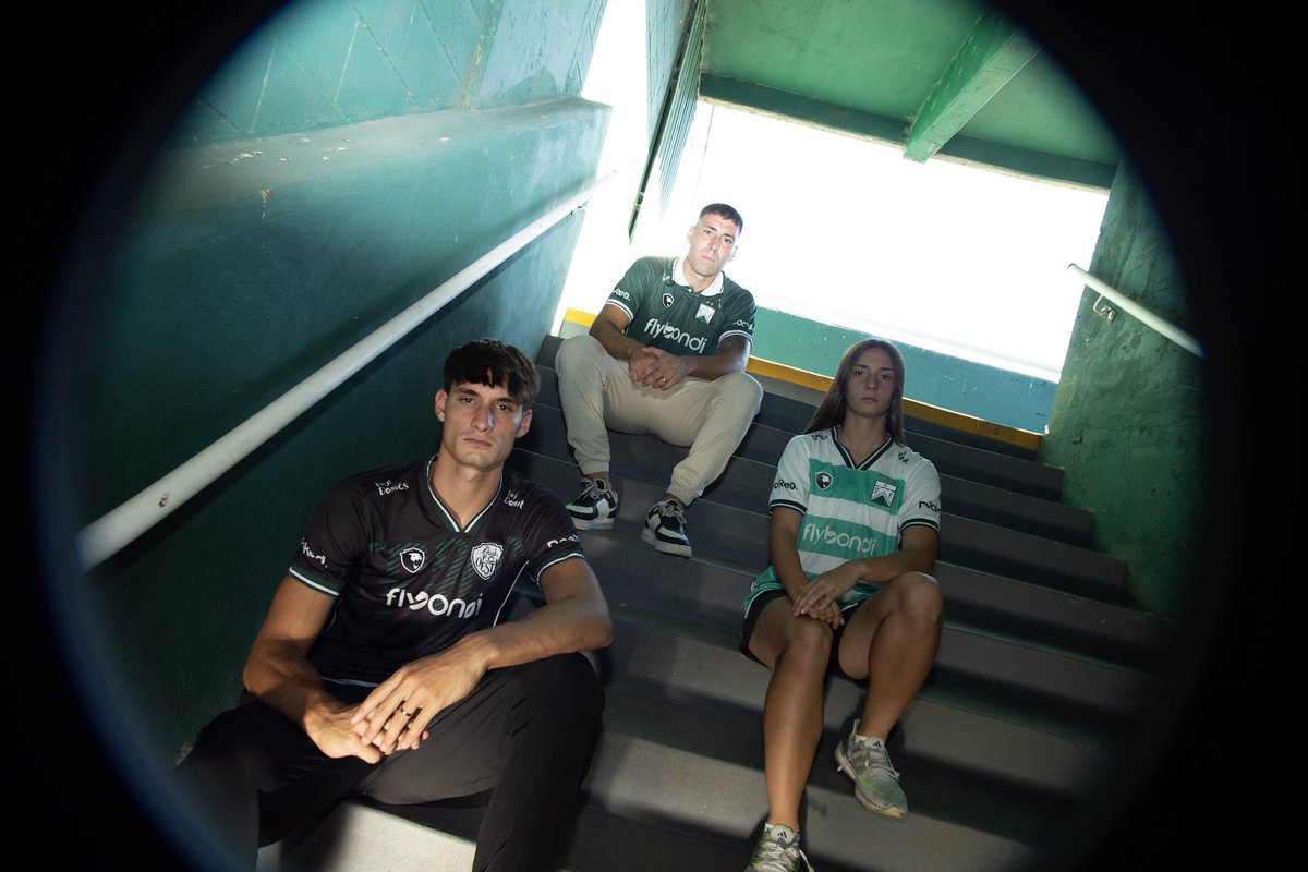 FerroOficial's tweet photo. 💚🚂 LA HISTORIA SE VISTE DE FUTURO

🤝 Ferro y Lyon presentan las nuevas camisetas para la temporada 2026, una colección que mezcla historia, identidad y un diseño moderno.

✅ La titular es verde oscuro con un cuello blanco que recuerda a las camisetas históricas. La alternativa combina verde claro y blanco en rayas horizontales anchas, fresca y moderna, mientras que la tercera apuesta al negro con detalles verdes.

🐎 Presentadas en la nueva tribuna local popular Oeste, estas camisetas toman la historia de Ferro para proyectarse hacia el futuro, reforzando el orgullo verdolaga y el sentido de pertenencia.