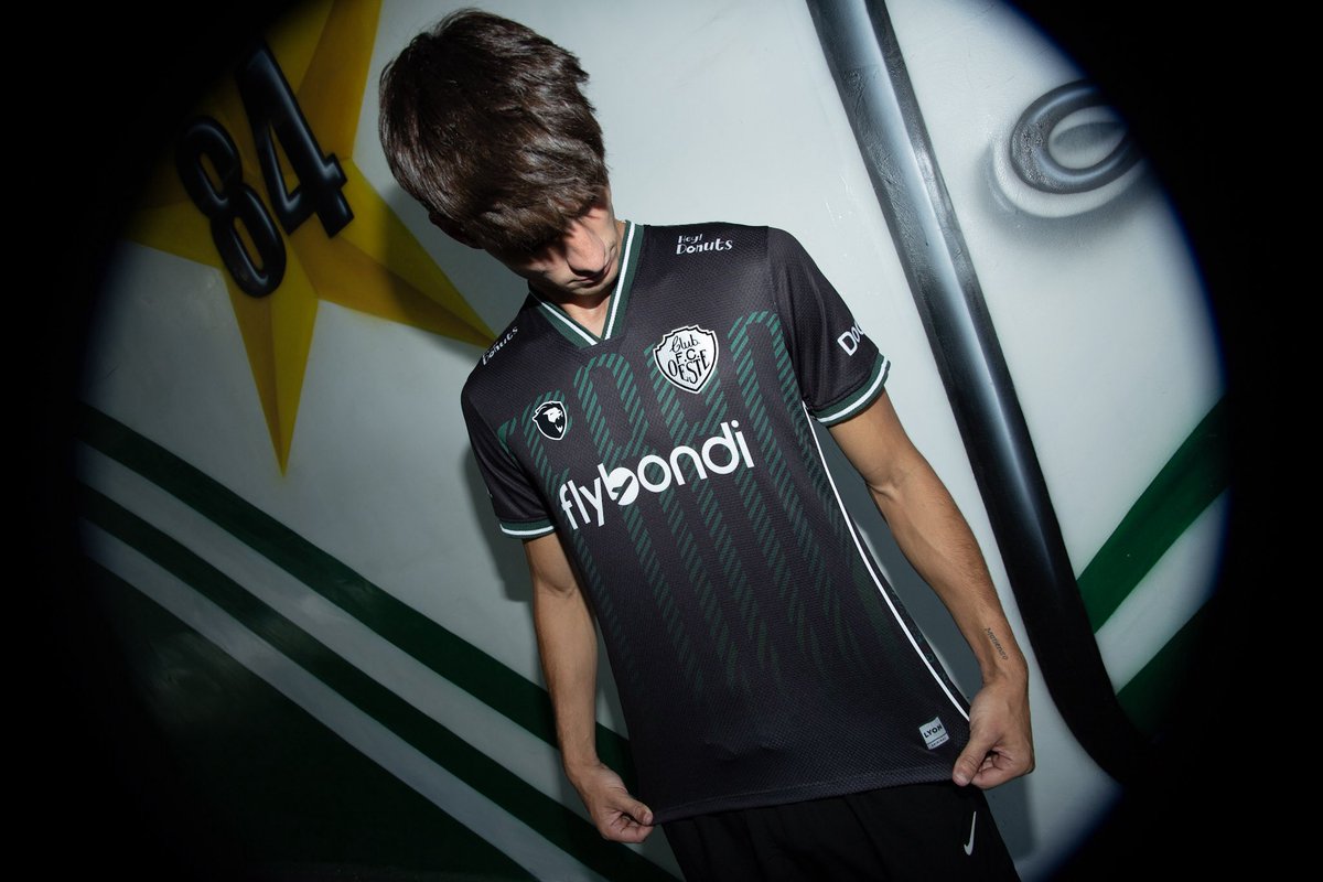 FerroOficial's tweet photo. 💚🚂 LA HISTORIA SE VISTE DE FUTURO

🤝 Ferro y Lyon presentan las nuevas camisetas para la temporada 2026, una colección que mezcla historia, identidad y un diseño moderno.

✅ La titular es verde oscuro con un cuello blanco que recuerda a las camisetas históricas. La alternativa combina verde claro y blanco en rayas horizontales anchas, fresca y moderna, mientras que la tercera apuesta al negro con detalles verdes.

🐎 Presentadas en la nueva tribuna local popular Oeste, estas camisetas toman la historia de Ferro para proyectarse hacia el futuro, reforzando el orgullo verdolaga y el sentido de pertenencia.