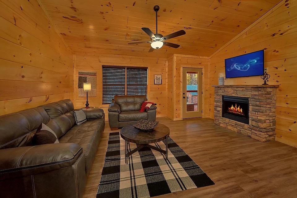 CabinsUSA's tweet image. Hideaway from real life and escape into the Smoky Mountains with loved ones by staying at "Hideaway Haven." #2bedrooms #sevierville #resortpool #gameroom #hottub #WIFI

cabinsusa.com/vacation-cabin…
