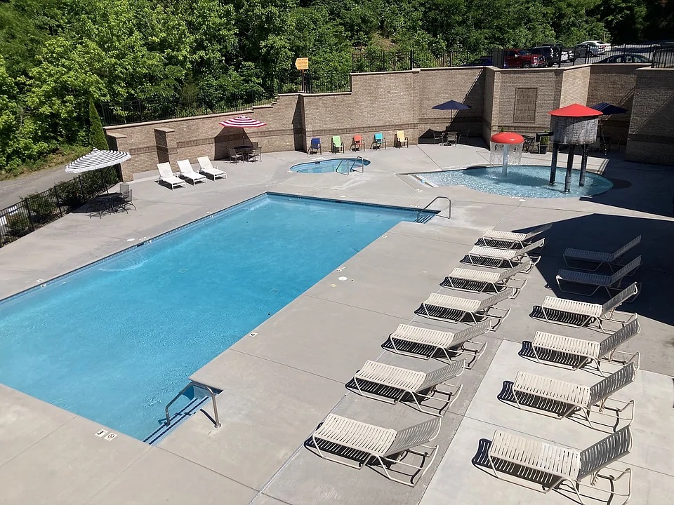 CabinsUSA's tweet image. Hideaway from real life and escape into the Smoky Mountains with loved ones by staying at "Hideaway Haven." #2bedrooms #sevierville #resortpool #gameroom #hottub #WIFI

cabinsusa.com/vacation-cabin…