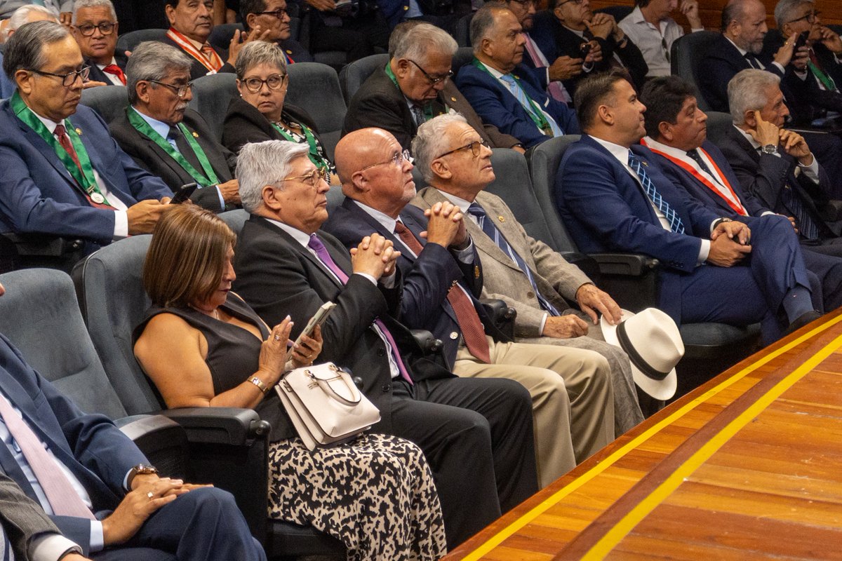 Vecinos, hoy participé en la ceremonia de juramentación del Dr. Segundo Félix Romero Revilla como rector de la Universidad Ricardo Palma, quien durante este evento destacó el convenio que mantiene con Surco al ser parte del Fondo Educativo de Becas Universitarias (FES). 🎓