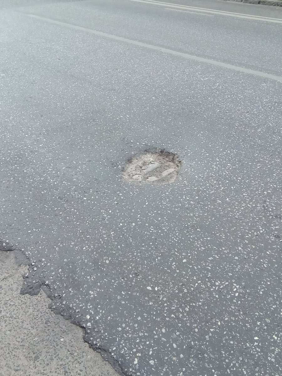 Mendoza y Valparaiso, patada de trolebis y bondis...
No estaría para repavimentar con hormigón ese pedazo?