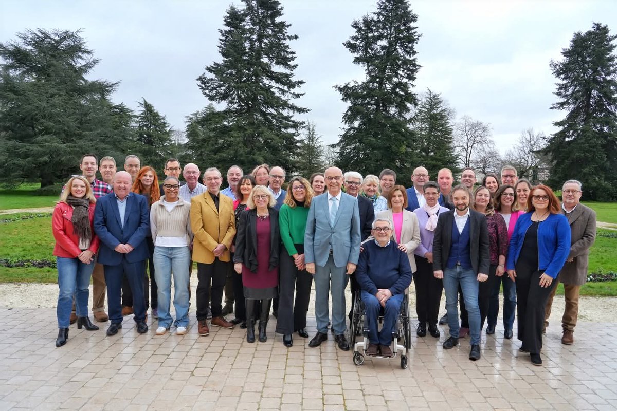 Michel Labardin (Renaissance / Parti Radical), maire candidat à sa réélection à Gradignan, vient de publier un très mauvais montage photo sur son profil Facebook.

En effet, certains ont une tête, mais pas de corps...

Ce qui montre déjà un absentéisme de la part de "l'équipe"