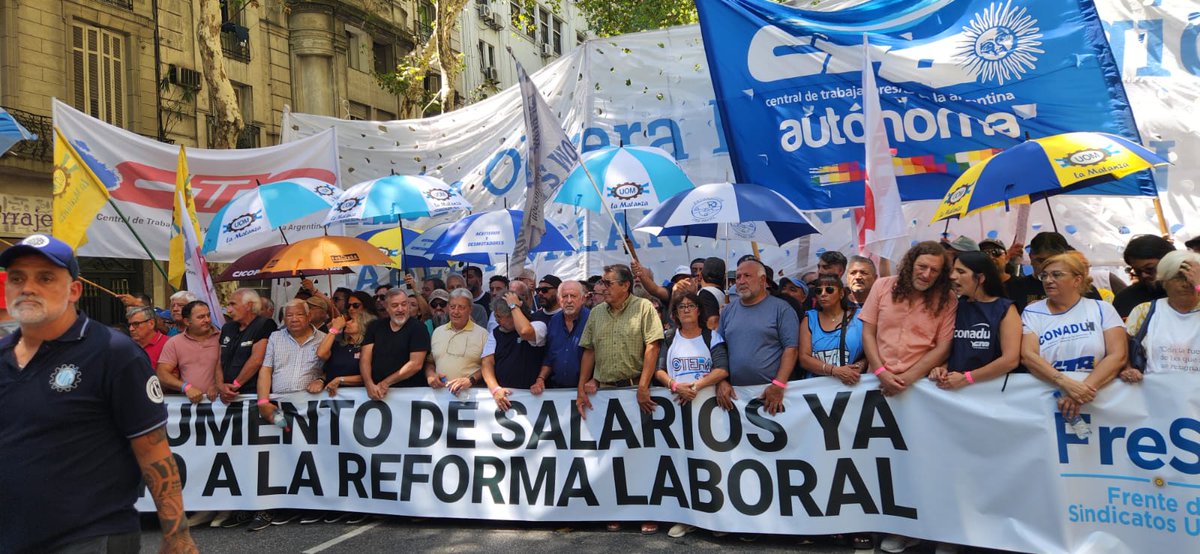 HugoYasky's tweet photo. Estas imágenes no te las van a mostrar ni el ejército de trolls del gobierno ni los medios adictos. Prefieren que prevalezcan las de los encapuchados que nunca vamos a saber si no son infiltrados de las fuerzas de seguridad para tapar la multitudinaria manifestación de trabajadores y trabajadoras que nos movilizamos para rechazar esta ley hecha por los abogados de las grandes empresas.
Vamos a seguir luchando contra la reforma y por el aumento de los salarios.