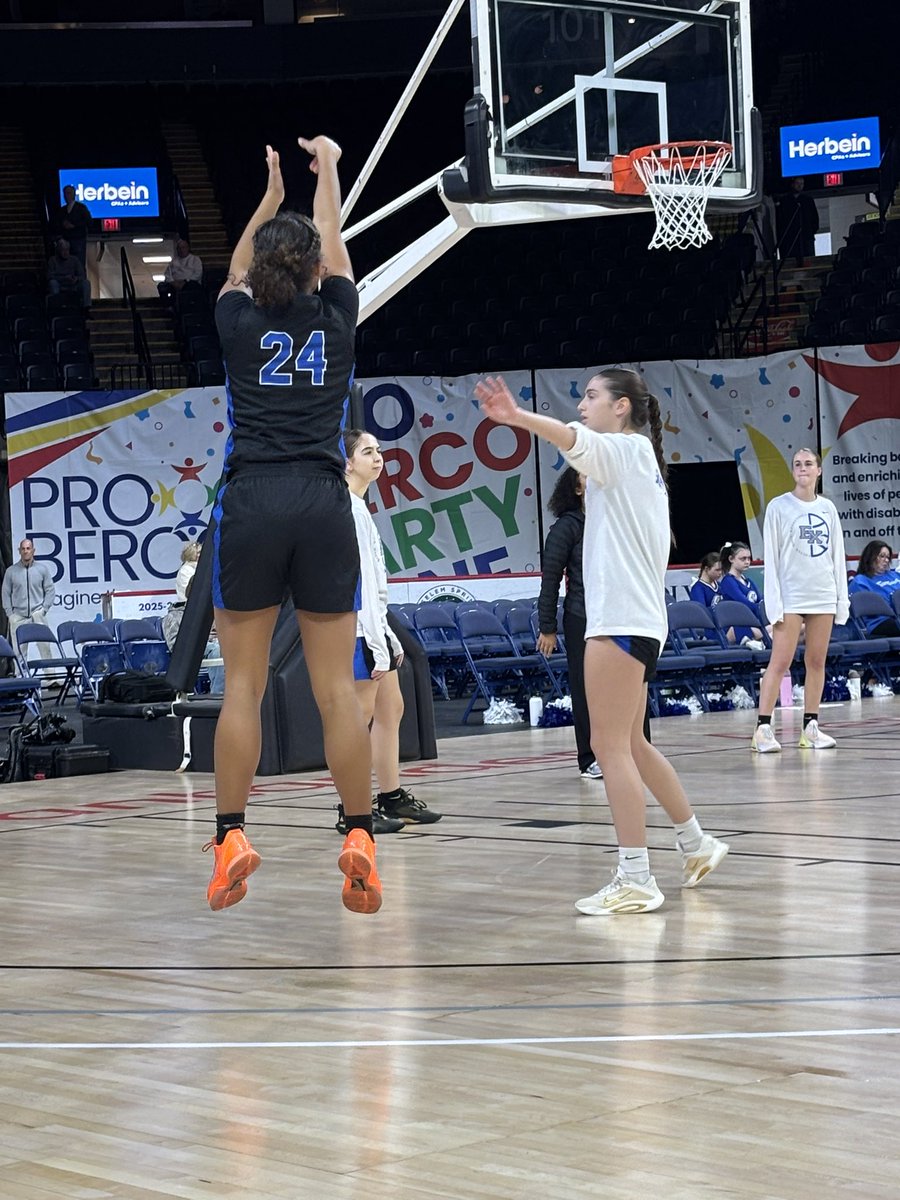 PaulRobertsCuse's tweet photo. Harper is a sophomore who averages 18 ppg.
Bright future for Exeter.

@ExeterAthletics 
@addy_harp https://t.co/70jPIlgBy2