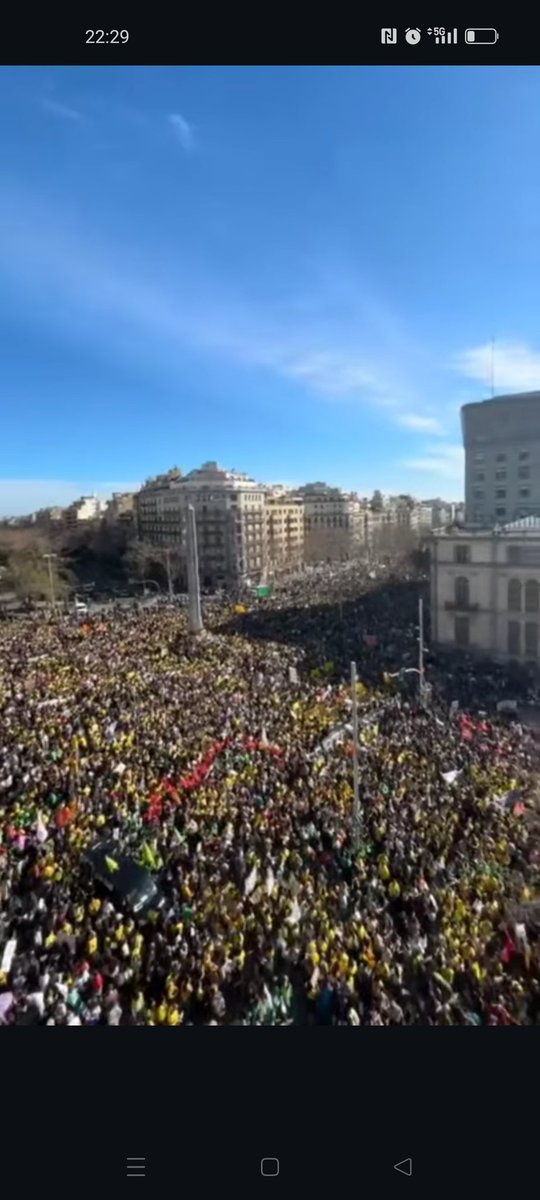 oriolgasulla's tweet photo. Les imatges que @3CatInfo no t'ha ensenyat: 

Orgull de les i els docents d'aquest país, ha sigut una vaga històrica 🔥

JA N'HI HA PROU! 
+ educació
+ recursos

@DocentsEnVaga https://t.co/mTFQ42I2yr