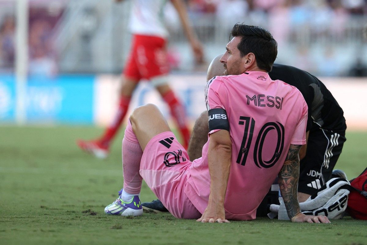 TouchlineX's tweet photo. 🚨 𝗕𝗥𝗘𝗔𝗞𝗜𝗡𝗚: Lionel Messi is injured, he is suffering from a muscle strain in his left hamstring. https://t.co/0Fo9FVlMpr