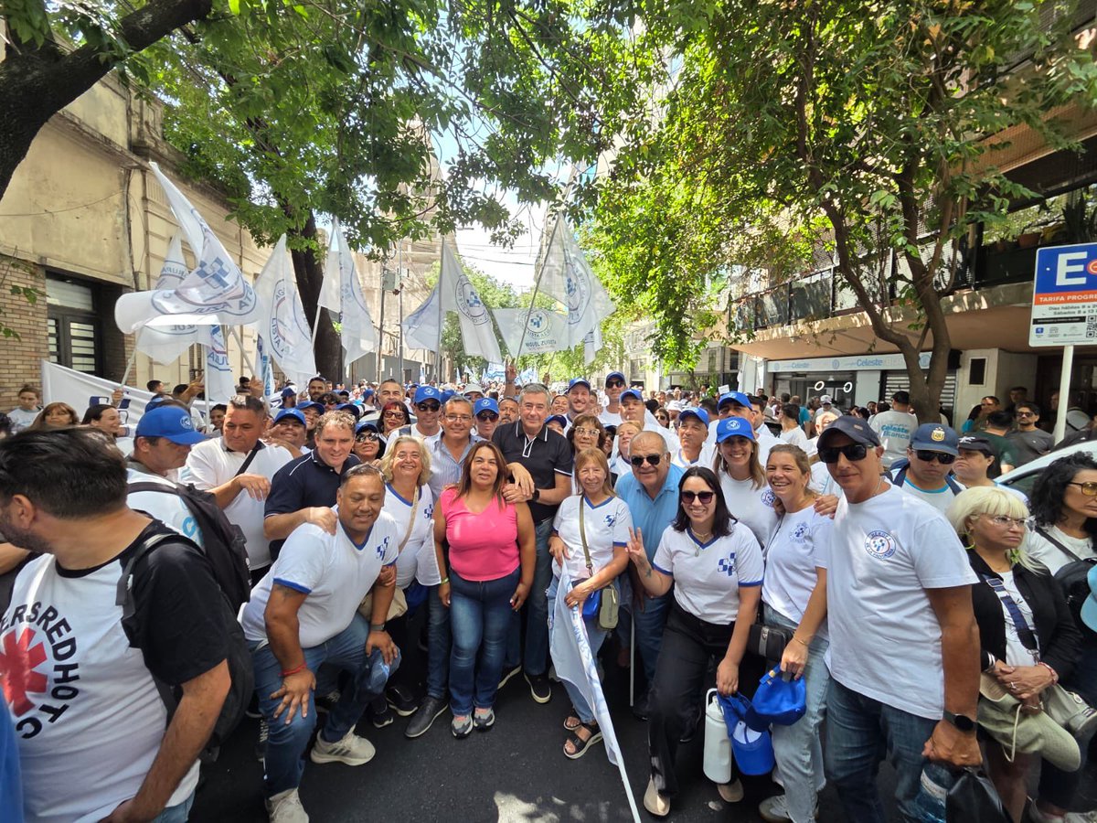 SindicatoDSalud's tweet photo. Solidarios ,Unidos y Organizados movilizamos para detener una reforma que atenta contra los derechos laborales, defendiendo la dignidad del trabajo tanto en la calle como en el Congreso junto a todas y todos los compañeros de la Sanidad. https://t.co/zhpmY1WMm1