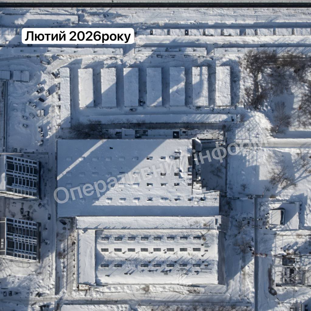 ⚡️ТЕЦ «Луч» у Бєлгороді. Вид зверху.

Грудневий космос та свіженький лютневий. Виведені з ладу турбіни в частково зруйнованому машинному залі були виготовлені в США.

Зараз доречі у Бєлгороді знову щось вибухає та чомусь зникло електрохарчування.