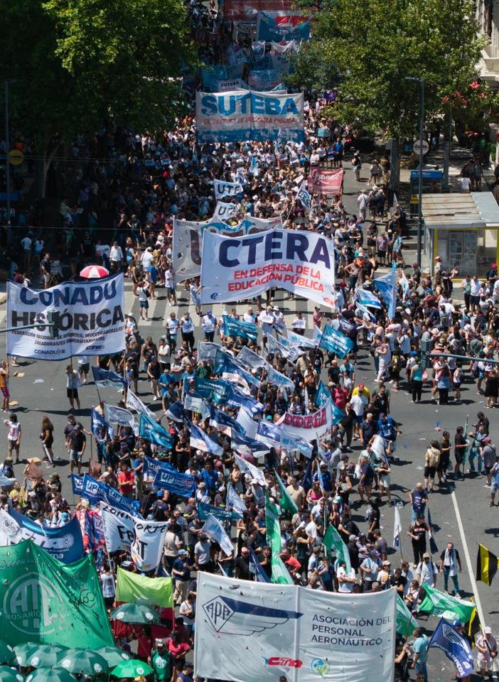 SUTEBAProvincia's tweet photo. CONTUNDENTE PARO Y MOVILIZACIÓN EN DEFENSA DE LOS DERECHOS LABORALES Y LA EDUCACIÓN PÚBLICA

En una histórica jornada, el SUTEBA fue parte activa del paro y la movilización al Congreso junto a las CTA y la CGT en rechazo a la reforma laboral y previsional.

Junto a miles de compañerxs expresamos nuestro repudio al ajuste en Educación y exigimos la restitución del FONID y de los fondos retenidos, fundamentales para el salario docente.

¡Unidad y lucha para defender nuestros derechos! 💪🏽🏫