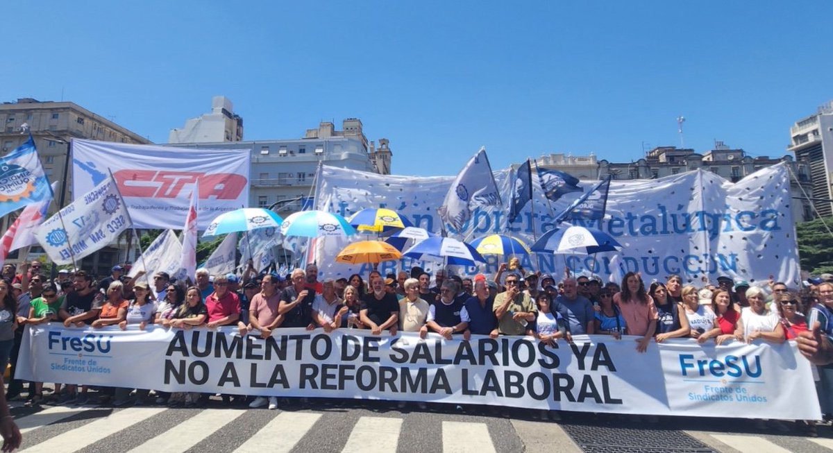 SUTEBAProvincia's tweet photo. CONTUNDENTE PARO Y MOVILIZACIÓN EN DEFENSA DE LOS DERECHOS LABORALES Y LA EDUCACIÓN PÚBLICA

En una histórica jornada, el SUTEBA fue parte activa del paro y la movilización al Congreso junto a las CTA y la CGT en rechazo a la reforma laboral y previsional.

Junto a miles de compañerxs expresamos nuestro repudio al ajuste en Educación y exigimos la restitución del FONID y de los fondos retenidos, fundamentales para el salario docente.

¡Unidad y lucha para defender nuestros derechos! 💪🏽🏫