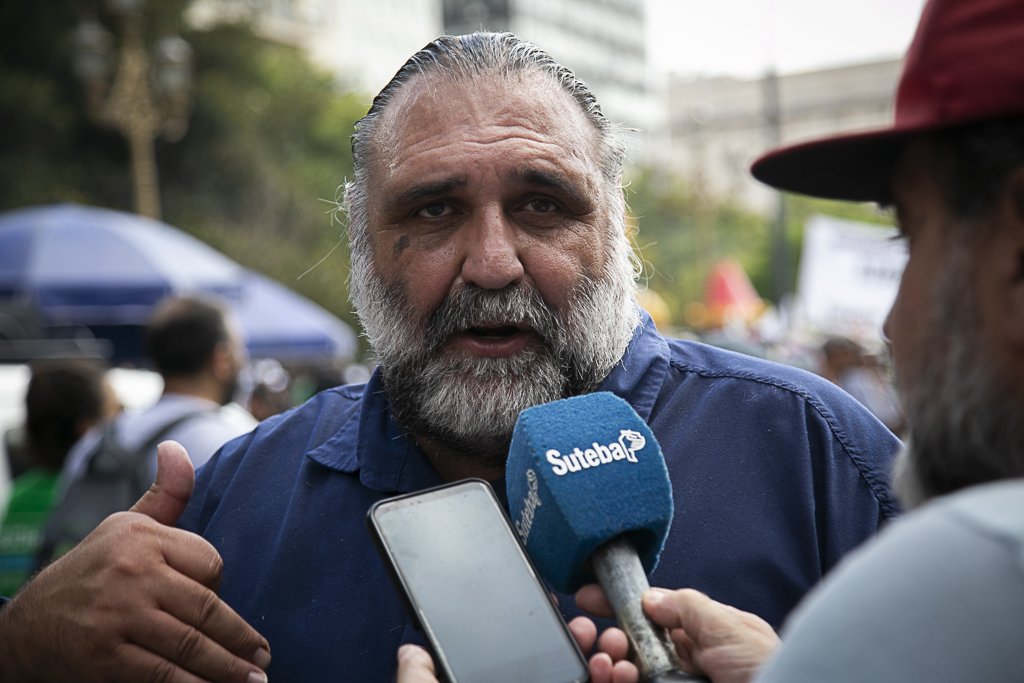 SUTEBAProvincia's tweet photo. CONTUNDENTE PARO Y MOVILIZACIÓN EN DEFENSA DE LOS DERECHOS LABORALES Y LA EDUCACIÓN PÚBLICA

En una histórica jornada, el SUTEBA fue parte activa del paro y la movilización al Congreso junto a las CTA y la CGT en rechazo a la reforma laboral y previsional.

Junto a miles de compañerxs expresamos nuestro repudio al ajuste en Educación y exigimos la restitución del FONID y de los fondos retenidos, fundamentales para el salario docente.

¡Unidad y lucha para defender nuestros derechos! 💪🏽🏫