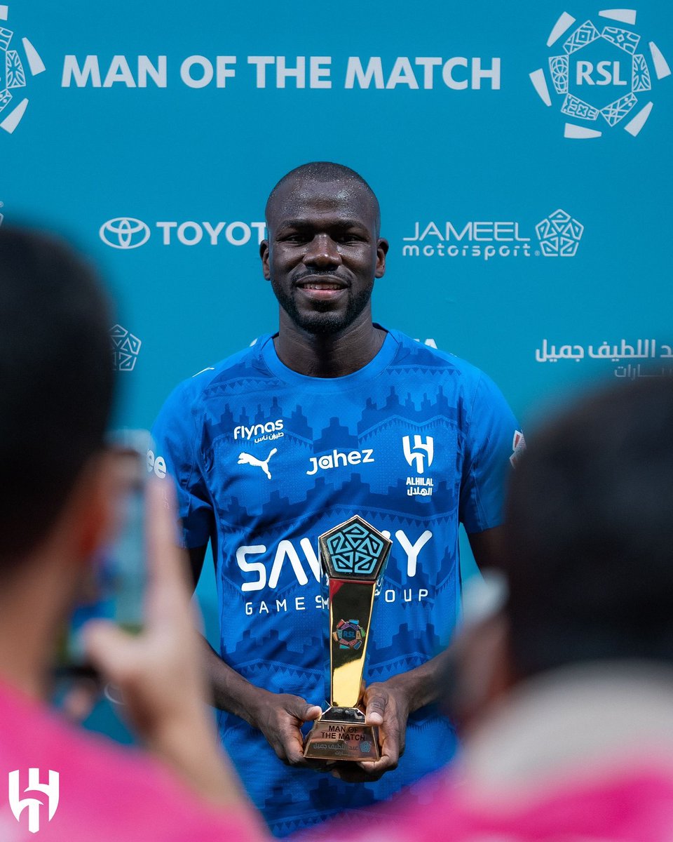 في الهلال 

روبن نيفيز جدد ثلاث مواسم حتى 2029

ياسين بونو جدد موسمين حتى 2028 

سيرجي سافيتش جدد موسمين حتى 2028

خاليدو كوليبالي جدد موسم حتى 2027