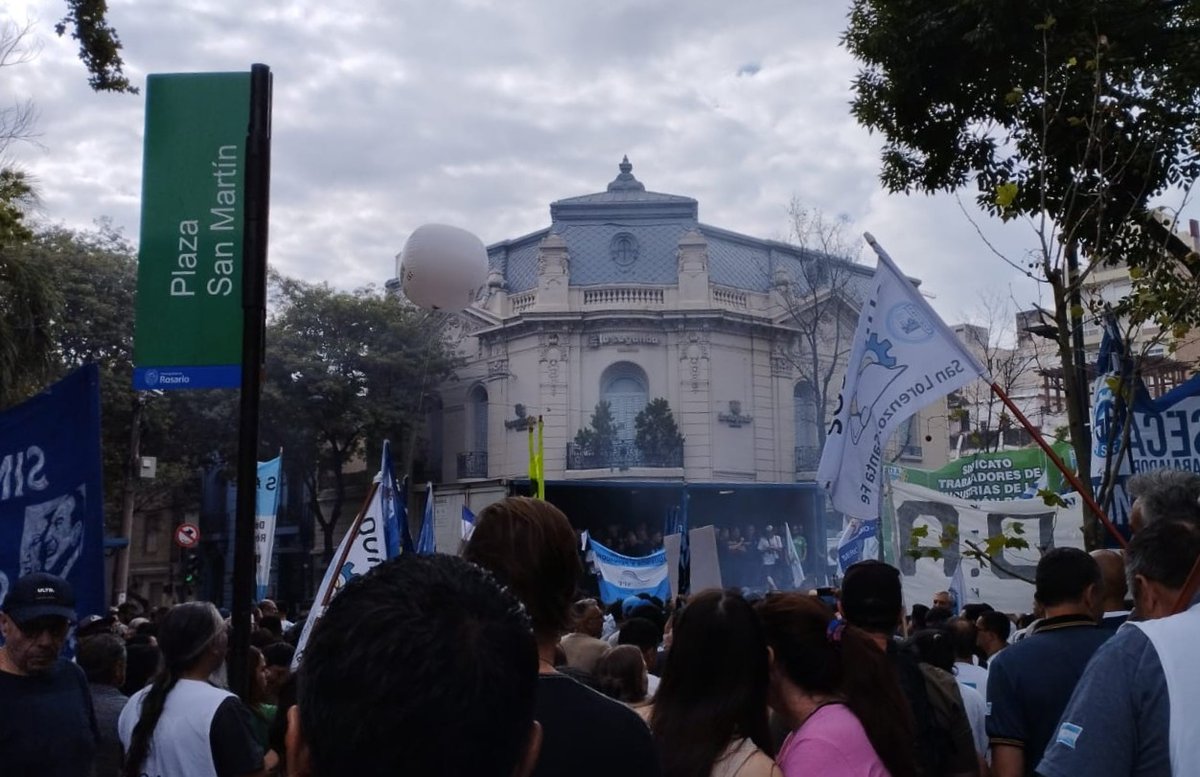 Estuvimos Grabando
Movilización en contra la reforma laboral
Plaza San Martín, Ciudad de Rosario
11 Febrero 2026
sonidosderosario.com.ar