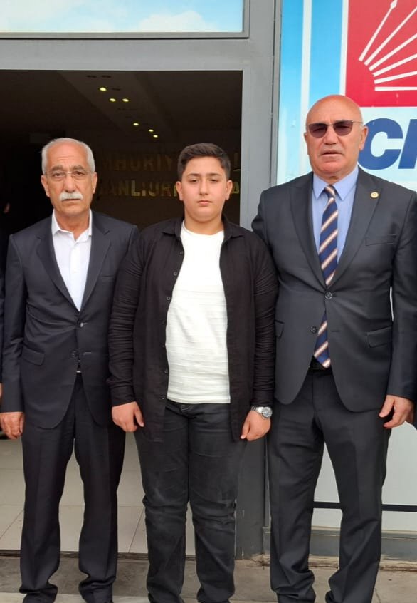 Türkiye Büyük Millet Meclisi’nde Şanlıurfa Milletvekilimiz Sayın Mahmut Tanal’a yönelik gerçekleştirilen çirkin saldırıyı şiddetle kınıyorum. Geçmiş olsun değerli agabeyim.
Elmaya;
Elamada demesini, Almada demesini biliriz.Her ne olursa olsun Yanınızdayız!@öne çıkar Mahmut Tanal