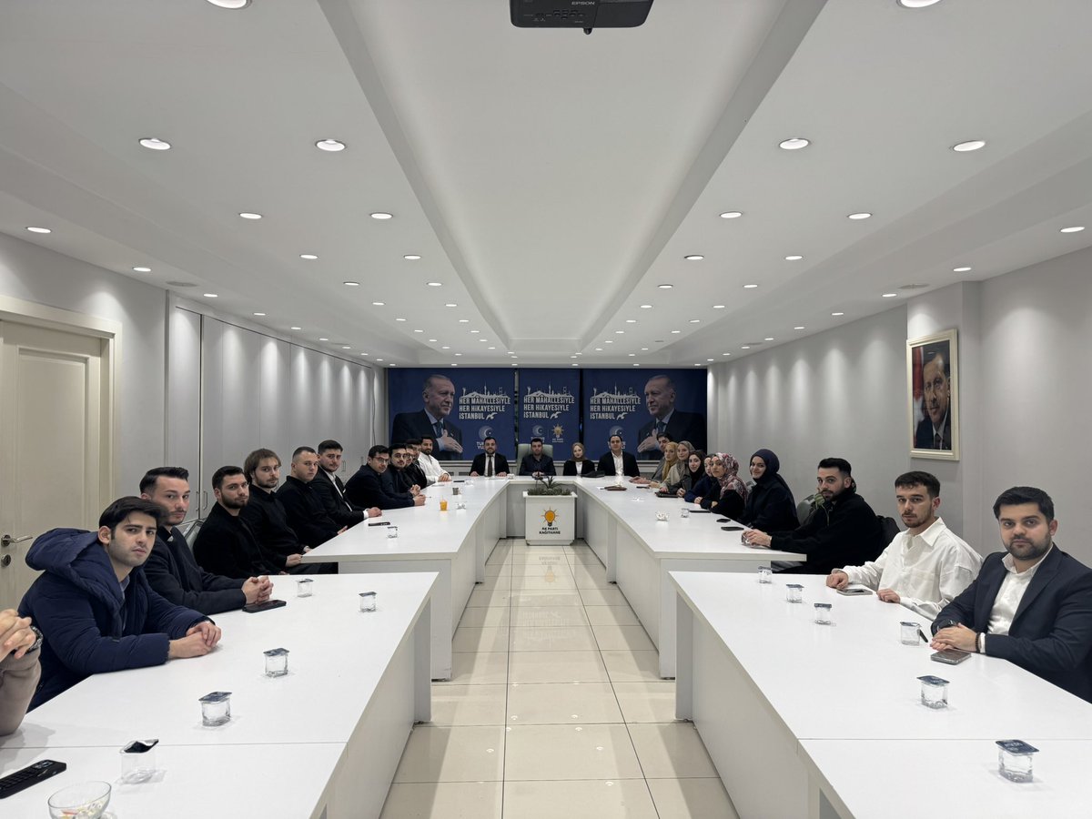 Ak Parti Kâğıthane Gençlik Kollarımızın haftalık olağan yönetim kurulu toplantısına katılım sağladık.

İlçe Gençlik Kolları Başkanımız <a href="/bakidogangur/">Baki Doğangür</a> ve kıymetli yönetimine muvaffakiyetler diler, nazik davetleri için teşekkür ederim. 
@Akgenclik_Khane