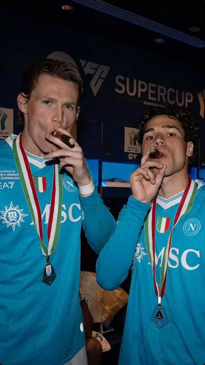 ogni volta che vedo questa foto penso a quanto questi due stiano facendo fumare le altre tifoserie 😭