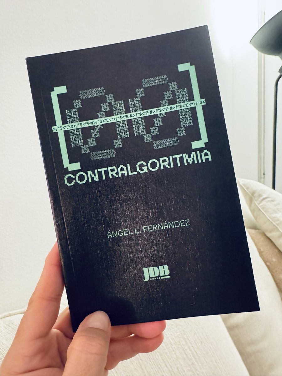 El término «contralgoritmia» condensa una forma emergente de resistencia. Si la contracultura del siglo XX se enfrentaba a los valores dominantes de su tiempo, la contralgoritmia cuestiona las infraestructuras digitales que aspiran a uniformar nuestras experiencias. No se trata