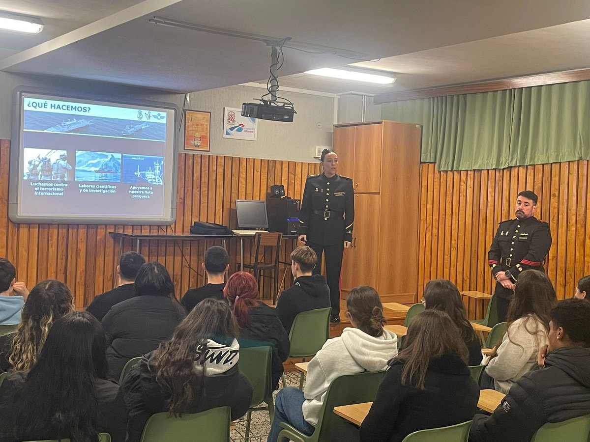 ccvirgenpenabem's tweet photo. Hoy hemos tenido la suerte de recibir a miembros de las Fuerzas Armadas, quienes han compartido su experiencia con nuestro alumnado de 4º ESO @ccvirgenpenabem @FundEducere . ¡Muchas gracias. ! #somoseducere https://t.co/nIN0A537fy