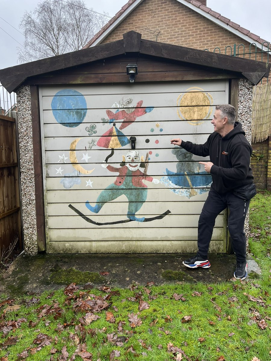 MirsadSolakovic's tweet photo. Childhood days spent drawing on the garage door for my school teacher. https://t.co/gSuYAPHIKB