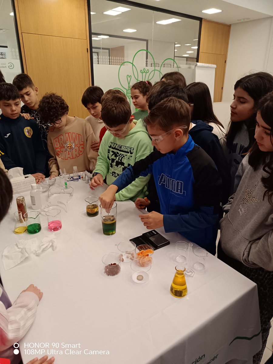 Los alumnos de 5° han participado de una charla y práctica experimental sobre la investigación científica, organizada desde la <a href="/ContraCancerZA/">Asociación Contra el Cáncer Zamora</a> <a href="/ContraCancerEs/">Asociación Española Contra el Cáncer</a> dentro del #diadelamujerylaniñaenlaciencia