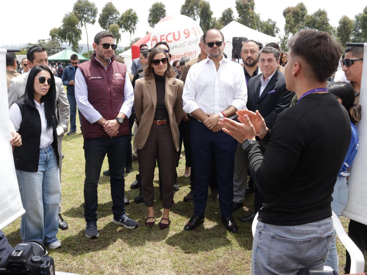 ECU911_'s tweet photo. 📍 #Quito | Con una gran concurrencia de estudiantes, autoridades nacionales y ciudadanía, la “Feria Conexión 911” se llevó adelante por el Día Interamericano del Número Único de Servicios de Emergencias. 

Los asistentes disfrutaron de espacios informativos, servicios de instituciones articuladas, universidades y productos de emprendedores.

El Director General, @JCPaladines, entregó el reconocimiento “Embajador ECU 911” al Ministro @JohnReimberg de @MinInteriorEc, en reconocimiento a su compromiso con la prevención, la seguridad y su difusión sobre el buen uso del 9-1-1.