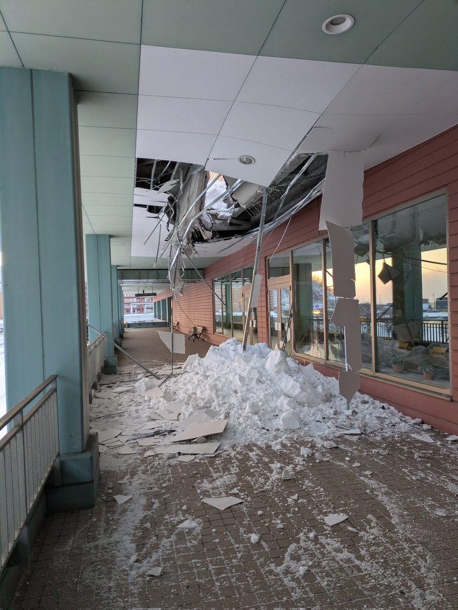 yokohamahiru's tweet image. ウイングベイの天井が抜けてる…