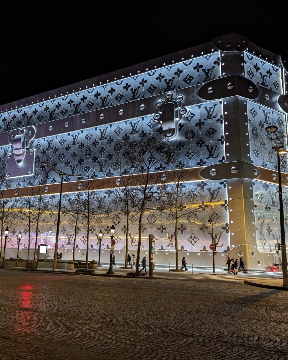 Louis Vuitton is about to redefine luxury hospitality.
In March 2026, the House unveils its first-ever branded hotel on one of the most iconic addresses on earth, Champs-Élysées, Paris 🇫🇷