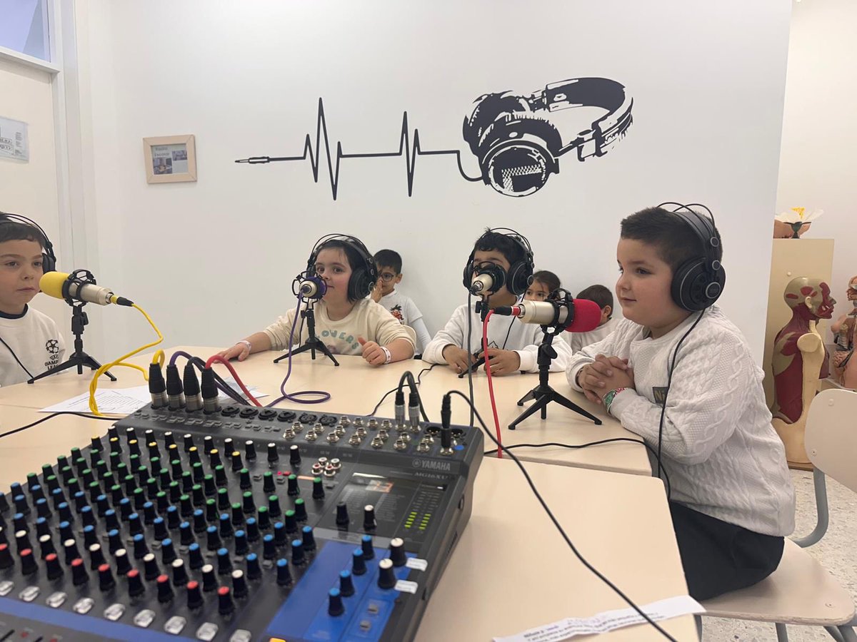 CEIPVdeSacedon's tweet image. Nuestros peques de 1º se han convertido en auténticos locutores grabando pareados en Radio Tamuja dentro del proyecto Conexiones. 💛📻🎧

#Conexiones #RadioTamuja #VocesPequeñasGrandesIdeas