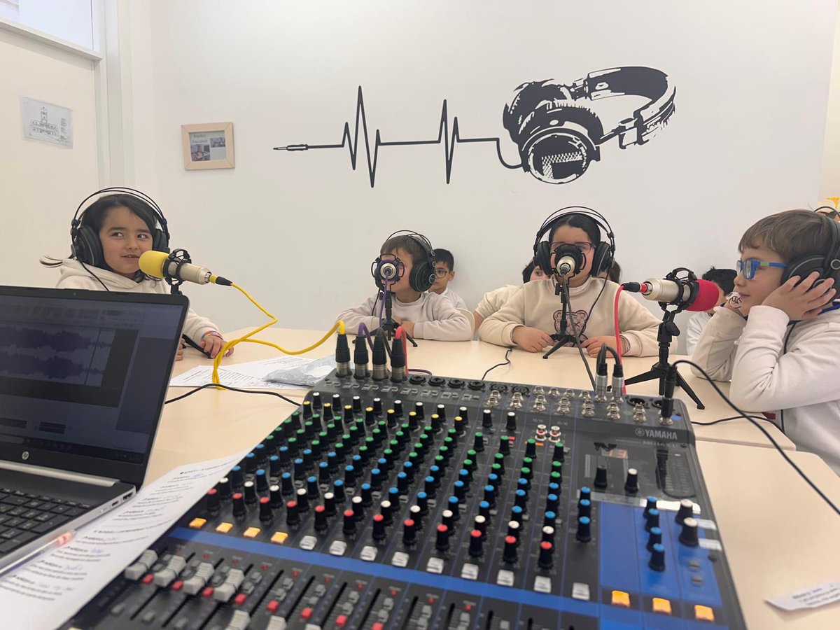 CEIPVdeSacedon's tweet image. Nuestros peques de 1º se han convertido en auténticos locutores grabando pareados en Radio Tamuja dentro del proyecto Conexiones. 💛📻🎧

#Conexiones #RadioTamuja #VocesPequeñasGrandesIdeas
