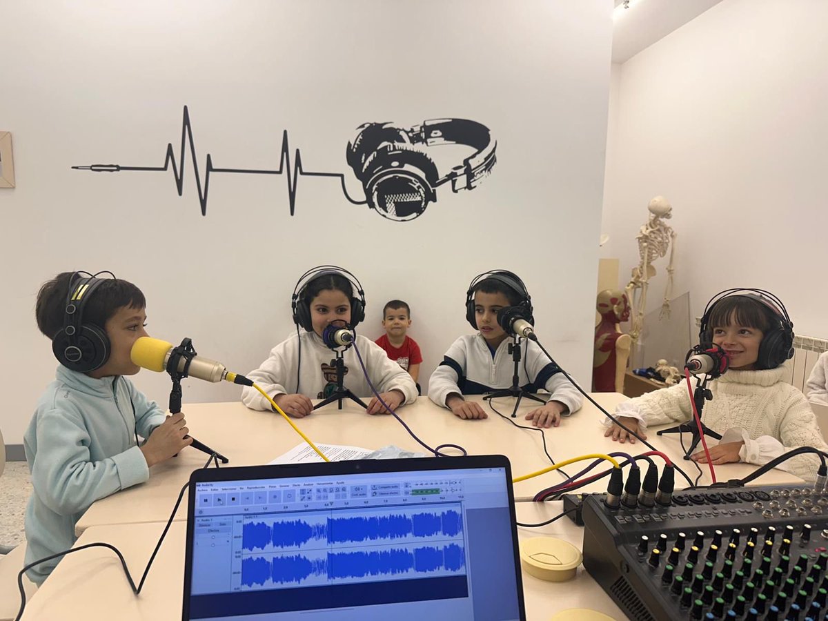 CEIPVdeSacedon's tweet image. Nuestros peques de 1º se han convertido en auténticos locutores grabando pareados en Radio Tamuja dentro del proyecto Conexiones. 💛📻🎧

#Conexiones #RadioTamuja #VocesPequeñasGrandesIdeas