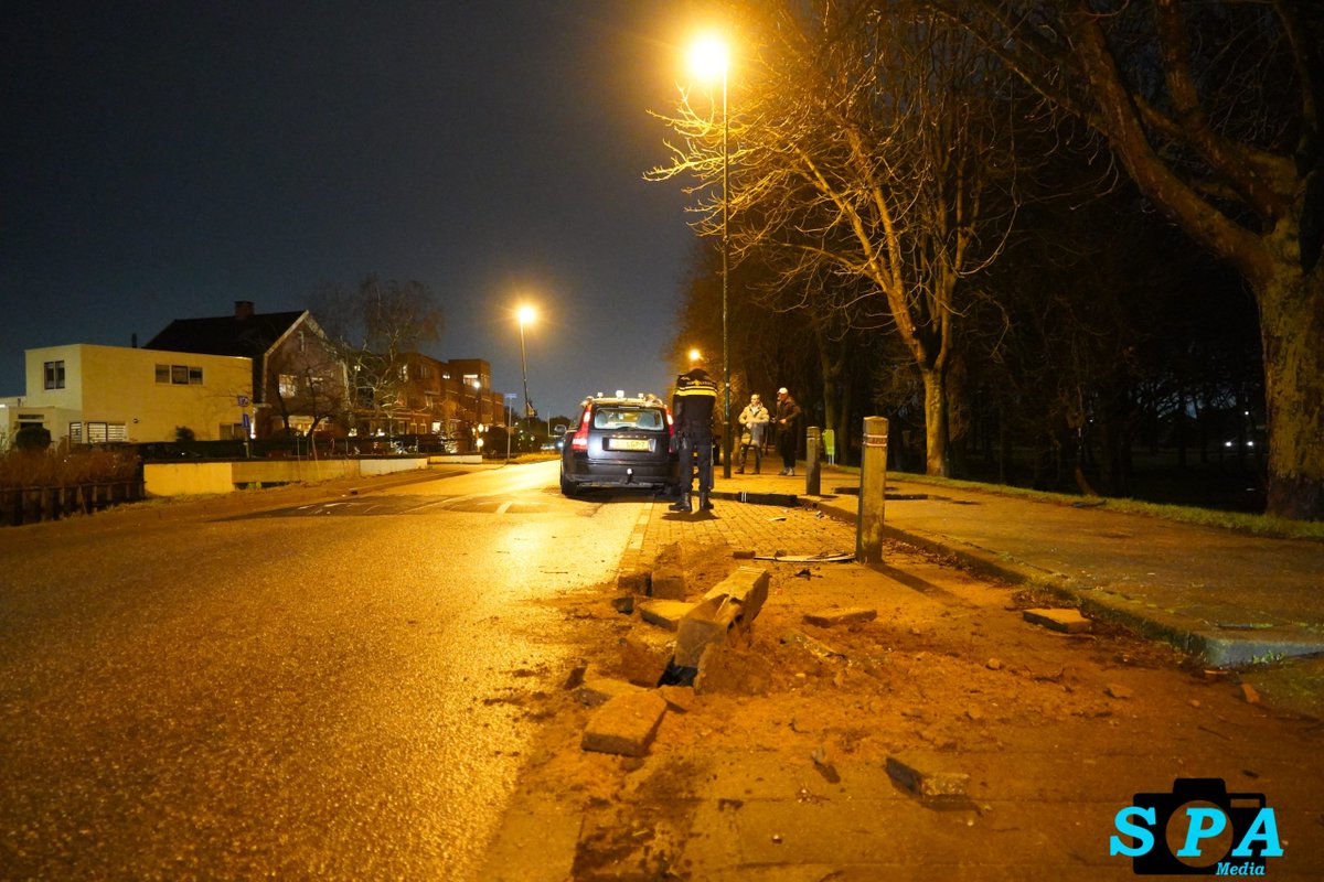 Dronken automobilist rijdt paaltjes uit de grond