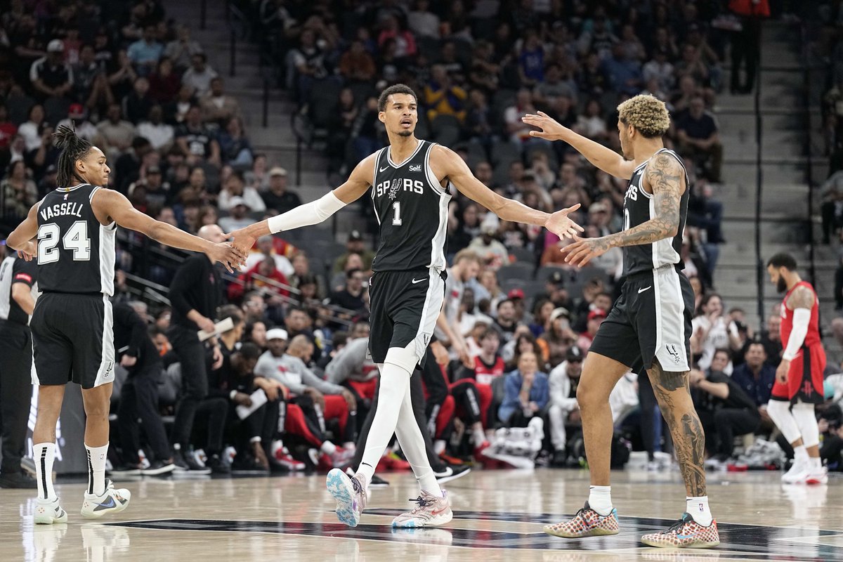 <a href="/50NuancesDeNBA/">50 Nuances 🇺🇸🏀</a> <a href="/ShamsCharania/">Shams Charania</a> J’vais chialer mon trio putain