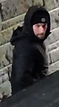 SPVQ_police's tweet photo. #SUSPECTÀIDENTIFIER | pour vol de véhicule dans la nuit du 29 décembre 2025, sur la rue des Récollets, dans le secteur de Loretteville | Race blanche, portait une tuque noire avec logo pâle à l’avant, un manteau noir ainsi qu’un pantalon rouge | Détails: https://t.co/x0xolGFMTP https://t.co/kj2186BW2S
