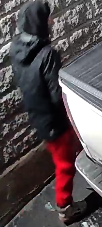 SPVQ_police's tweet photo. #SUSPECTÀIDENTIFIER | pour vol de véhicule dans la nuit du 29 décembre 2025, sur la rue des Récollets, dans le secteur de Loretteville | Race blanche, portait une tuque noire avec logo pâle à l’avant, un manteau noir ainsi qu’un pantalon rouge | Détails: https://t.co/x0xolGFMTP https://t.co/kj2186BW2S