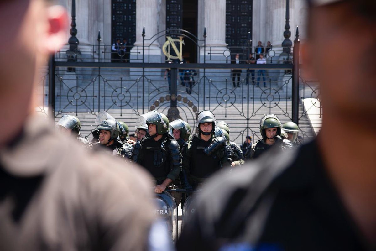 La respuesta política del gobierno a la protesta de hoy fue desatar a la policía y escalar la violencia. Los agentes utilizaron balas de goma, hidrantes, incluso las pistolas lanzagases que el gendarme Guerrero -hoy procesado- disparó hace casi un año contra Pablo Grillo. Hay