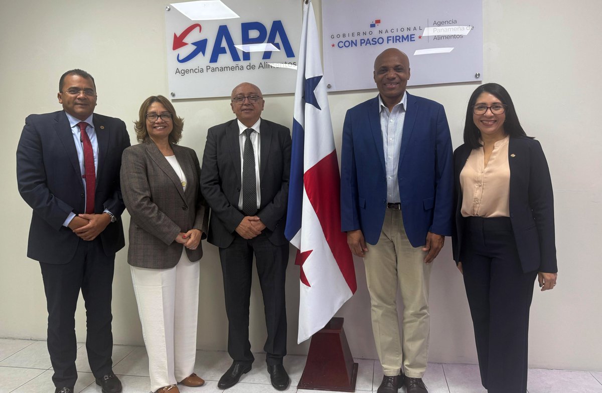 OIRSAoficial's tweet image. #Panamá 🇵🇦 Este día se realizó una reunión de trabajo entre funcionarios del OIRSA y la Agencia Panameña de Alimentos #APA.

👉La reunión fue presidida por el director ejecutivo del #OIRSA, Raúl Rodas, y el director de APA, Nicolás Batista, y tuvo como objetivo identificar líneas