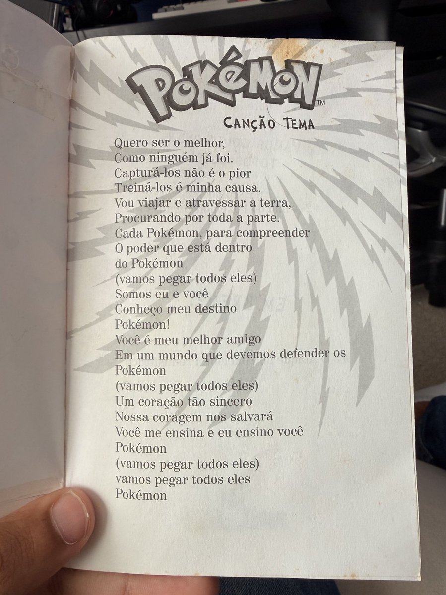 A ABERTURA LITERAL! 📕🎼

Em Pokémon: Eu Escolho Você, primeiro livrinho da Edelbra resumindo episódios do anime em historinhas, você encontrava a letra da 1ª abertura logo de cara 🎶

Mas não a versão adaptada da dublagem, e sim uma tradução quase que 1:1 da versão AMERICANA! 🇺🇸