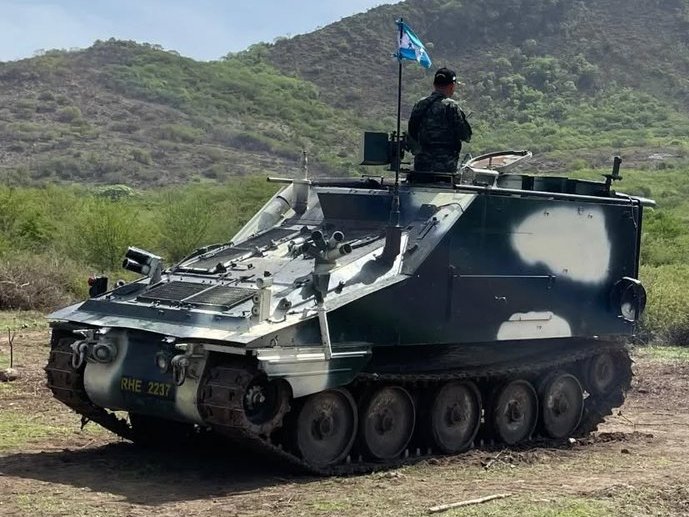 Fv105 Pictures showing british made FV105 Sultan APCs of the Honduran military.