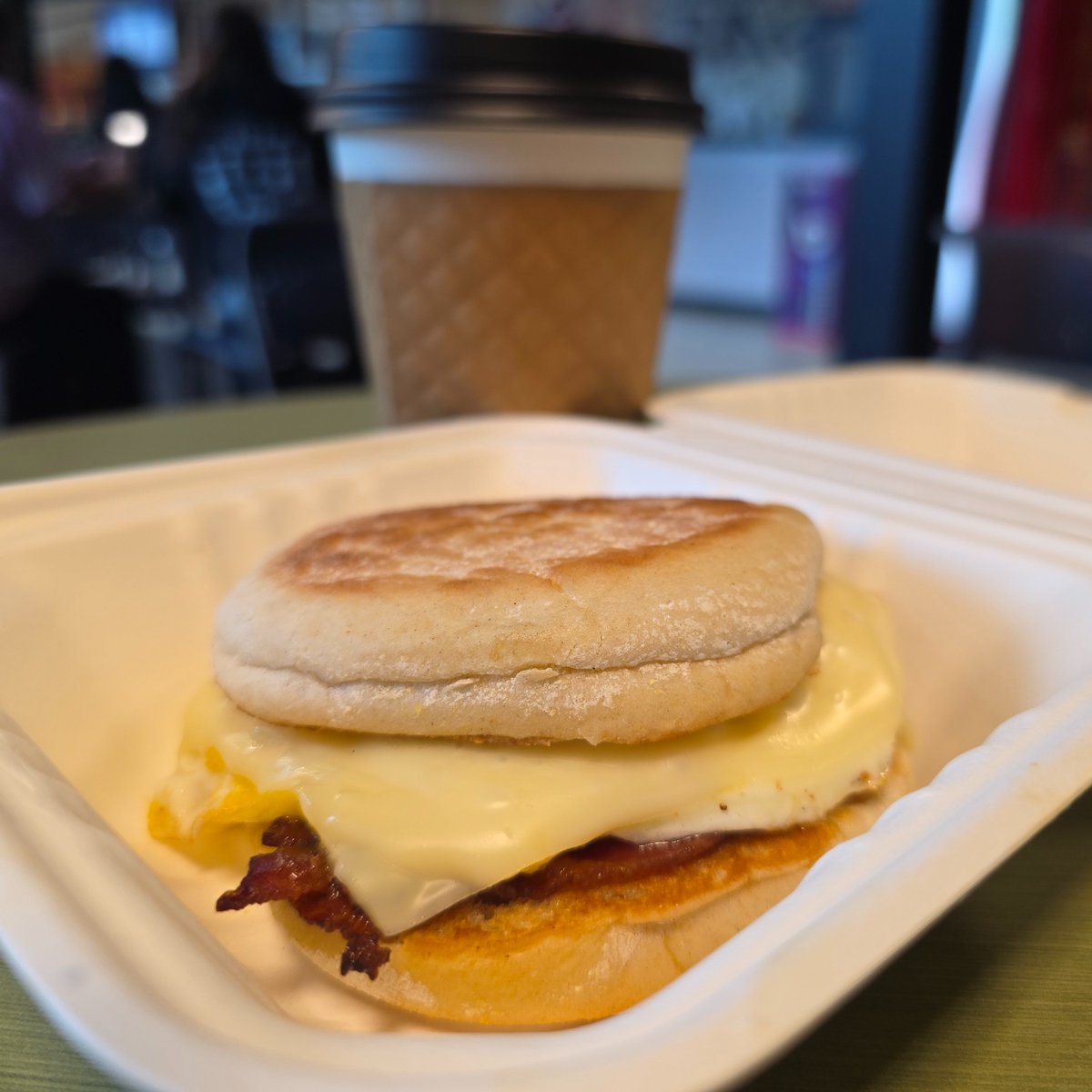 ☀️🥪 Mornings done right at Union Court ☕
Grab a hot breakfast sandwich and fresh coffee at the MUB — quick, convenient, and made to fuel your day. 💙🐾
👉 Menus &amp; Hours: bit.ly/3KZCGxC