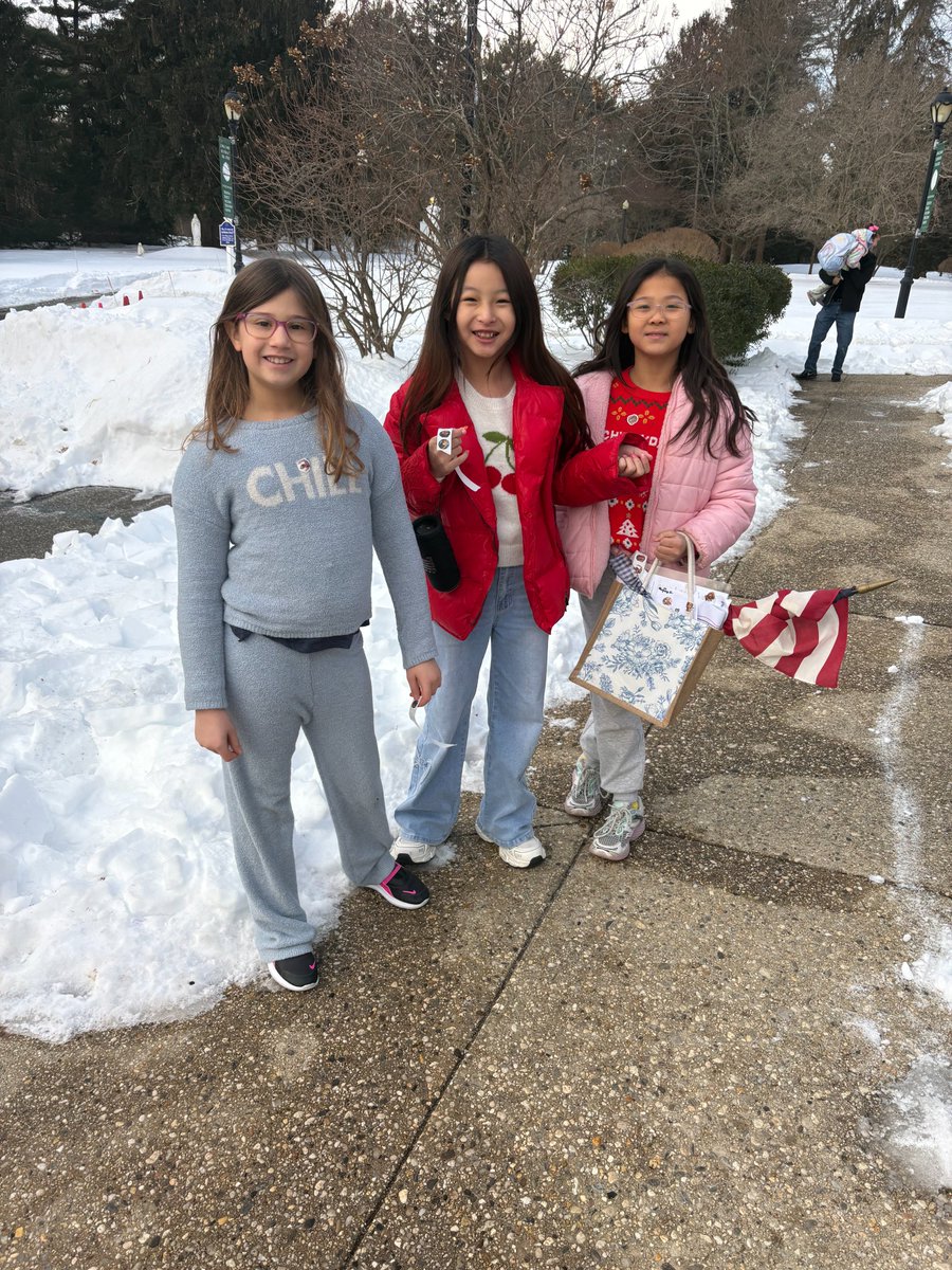 LIS4Gifted's tweet photo. Enjoying Winter Vacation! 📷📷

We hope our students and families are relaxing, recharging, and making special winter memories. See you soon, refreshed and ready for more learning ahead!
#lisgpride #WinterVacation #SchoolBreak #RestRecharge #FamilyTime https://t.co/yFCsDY12kA