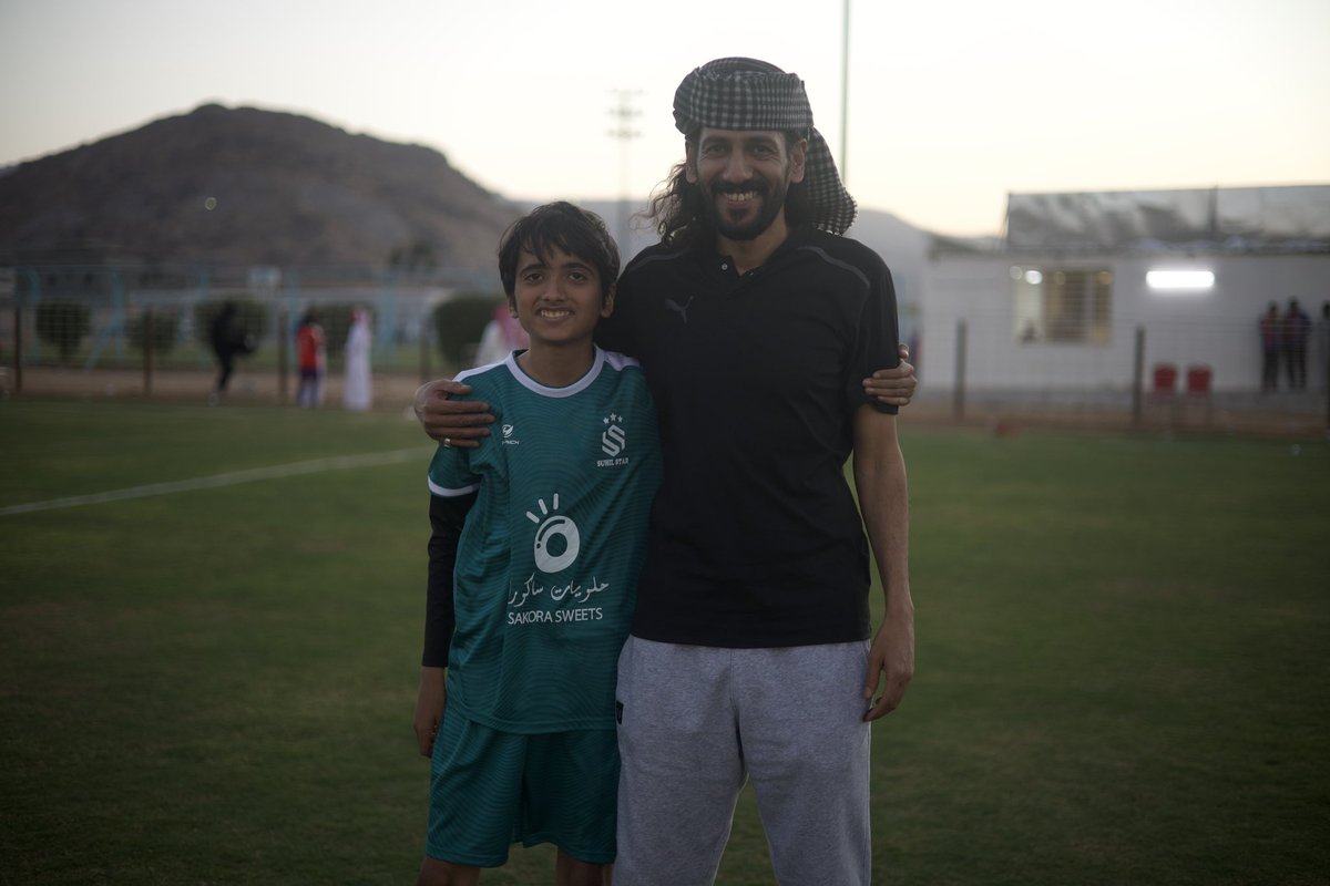 دعم الأب هو الركيزة الأساسية والدرع الواقي الذي يمهد طريق النجاح، فهو البطل الأول والقدوة الذي يزرع الثقة والقوة لمواجهة تحديات الحياة. حب الأب وتشجيعه يمثل القوة الخفية وراء تحقيق الإنجازات، ووجوده سند يمنح الأمان ويحول الأحلام إلى واقع فيما يلي عبارات مختارة تعبر عن دعم الأب