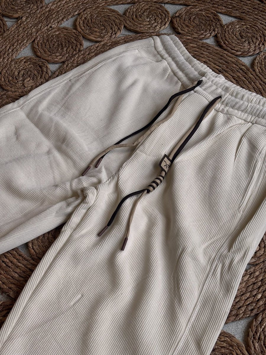 ReyesClothes's tweet photo. Chino japonais à 29,20€ 🇯🇵

Sa coupe fuselée offre une silhouette nette sans être contraignante. Les finitions soignées aux chevilles renforcent son allure moderne et épurée.

Avec le code: ReyesDay60 https://t.co/S6TNeBfjzs