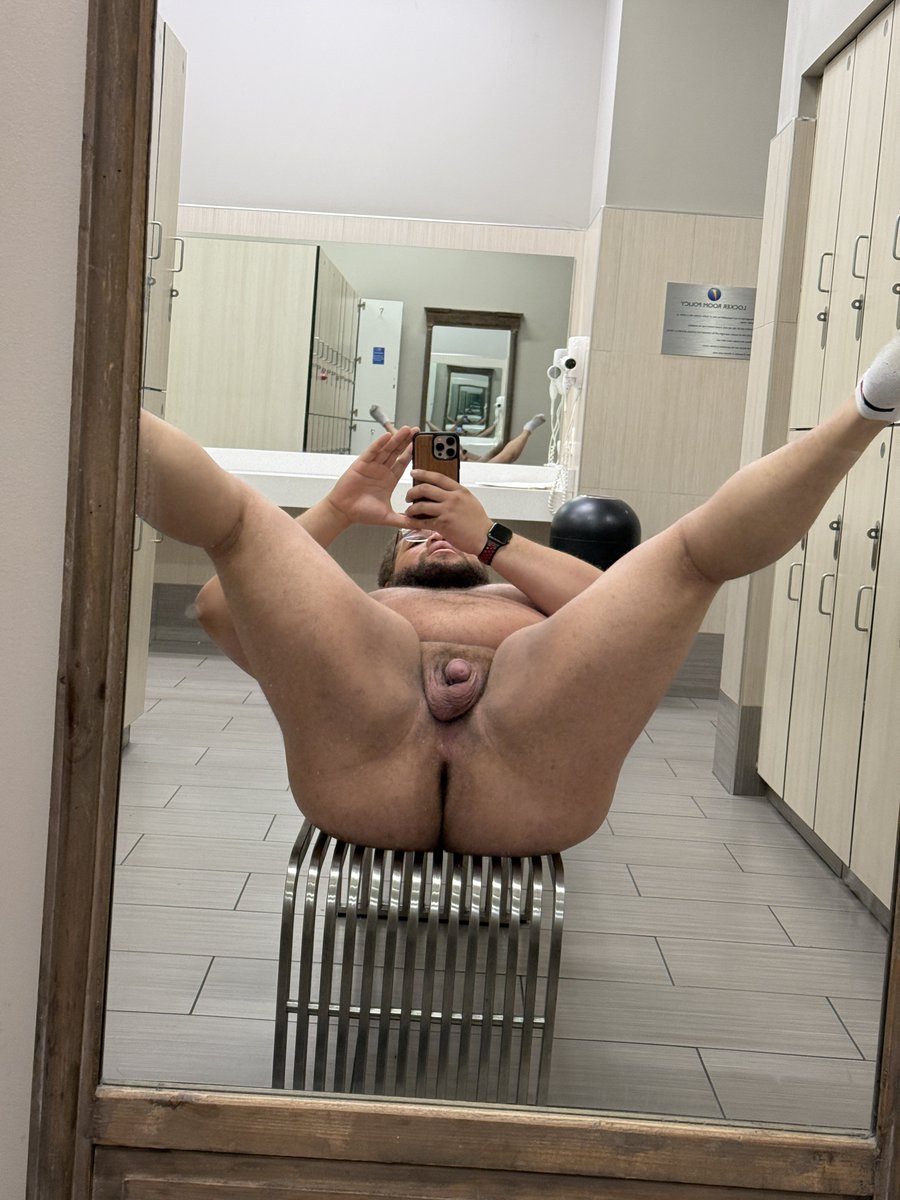 Chonkyboyyyy's tweet photo. If you don’t take pics in the locker room did you even go to the gym? https://t.co/Y9SoCocZNp