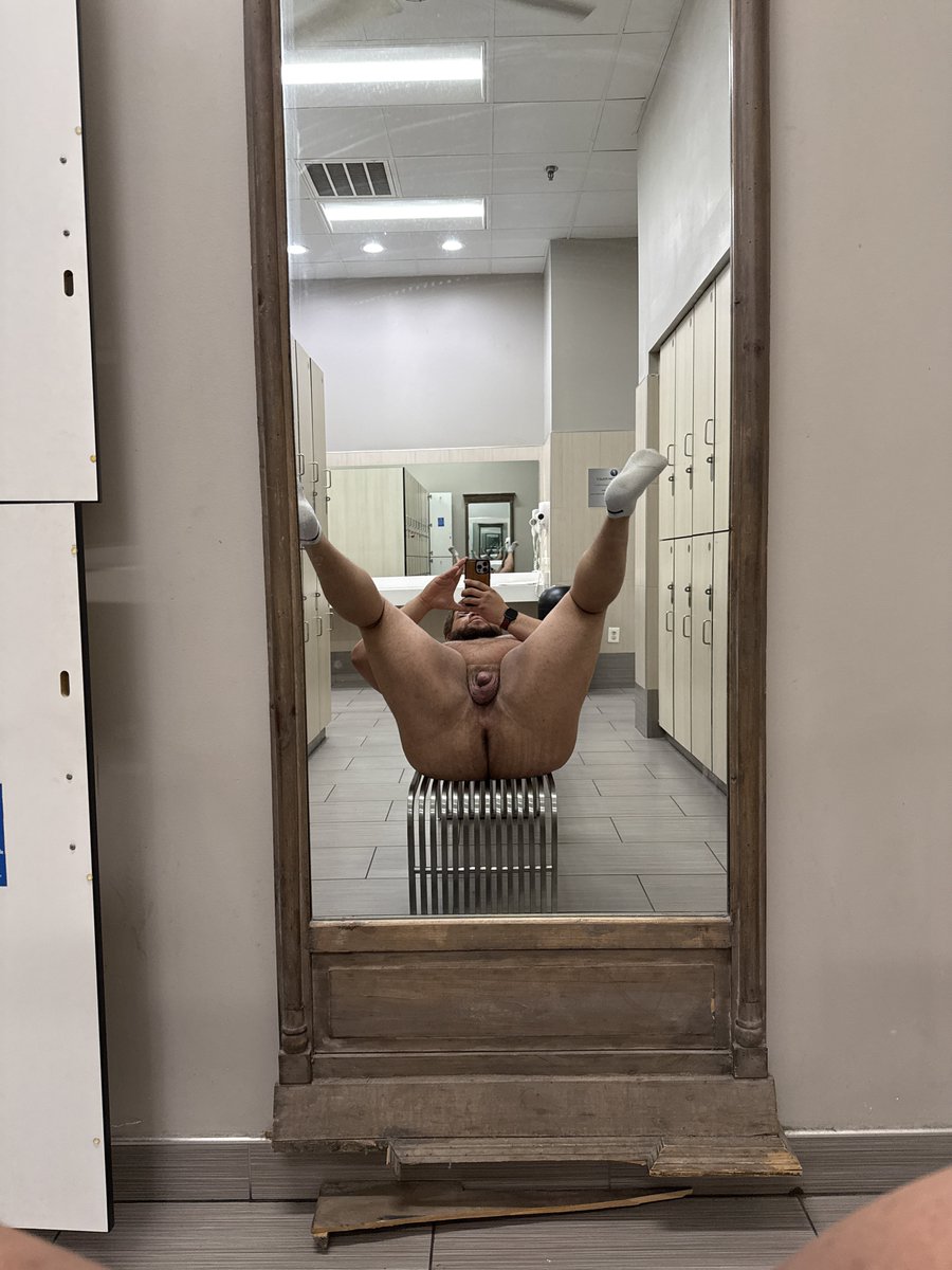 Chonkyboyyyy's tweet photo. If you don’t take pics in the locker room did you even go to the gym? https://t.co/Y9SoCocZNp