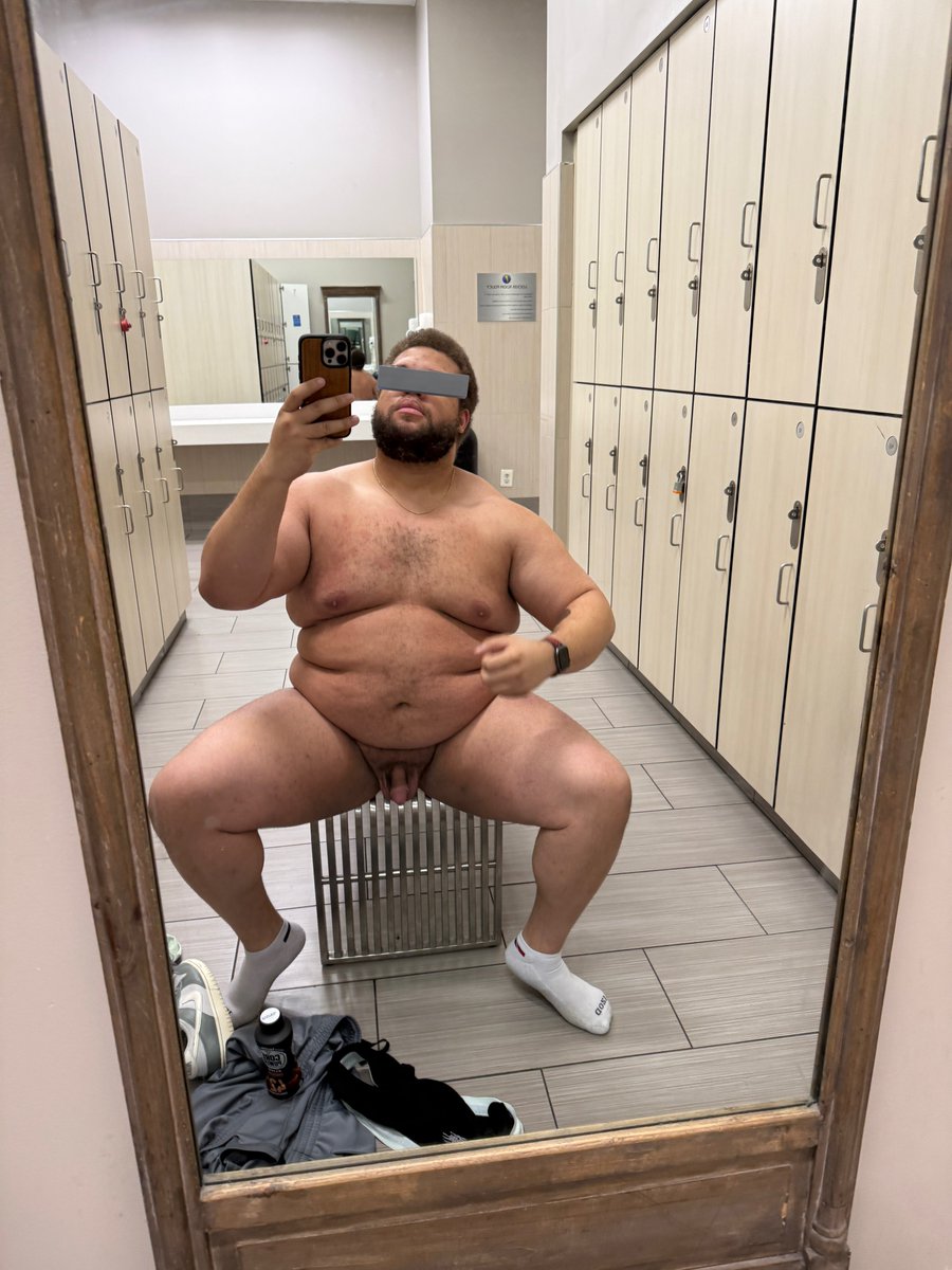 Chonkyboyyyy's tweet photo. If you don’t take pics in the locker room did you even go to the gym? https://t.co/Y9SoCocZNp