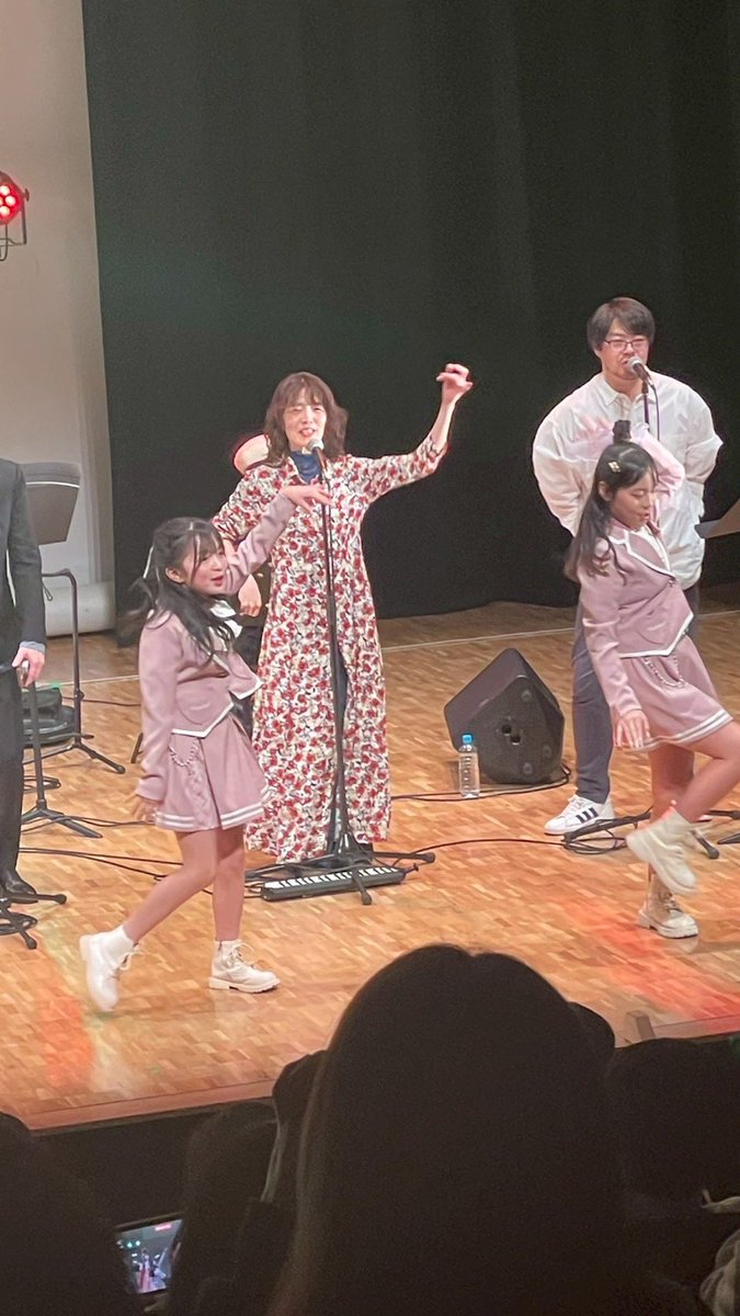 fukumusubi_ftb's tweet photo. おはようございます😃

改めて昨日は素晴らしい1日でした🎤🎸

素晴らしいメンバーに囲まれ、隊長は幸せ者なのだ✨

#福むすびオールスターズ #福むすび歌謡祭 https://t.co/ADXdLgczHS