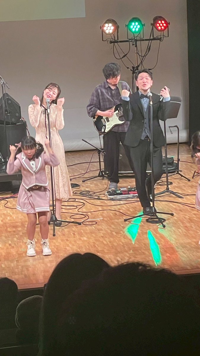 fukumusubi_ftb's tweet photo. おはようございます😃

改めて昨日は素晴らしい1日でした🎤🎸

素晴らしいメンバーに囲まれ、隊長は幸せ者なのだ✨

#福むすびオールスターズ #福むすび歌謡祭 https://t.co/ADXdLgczHS