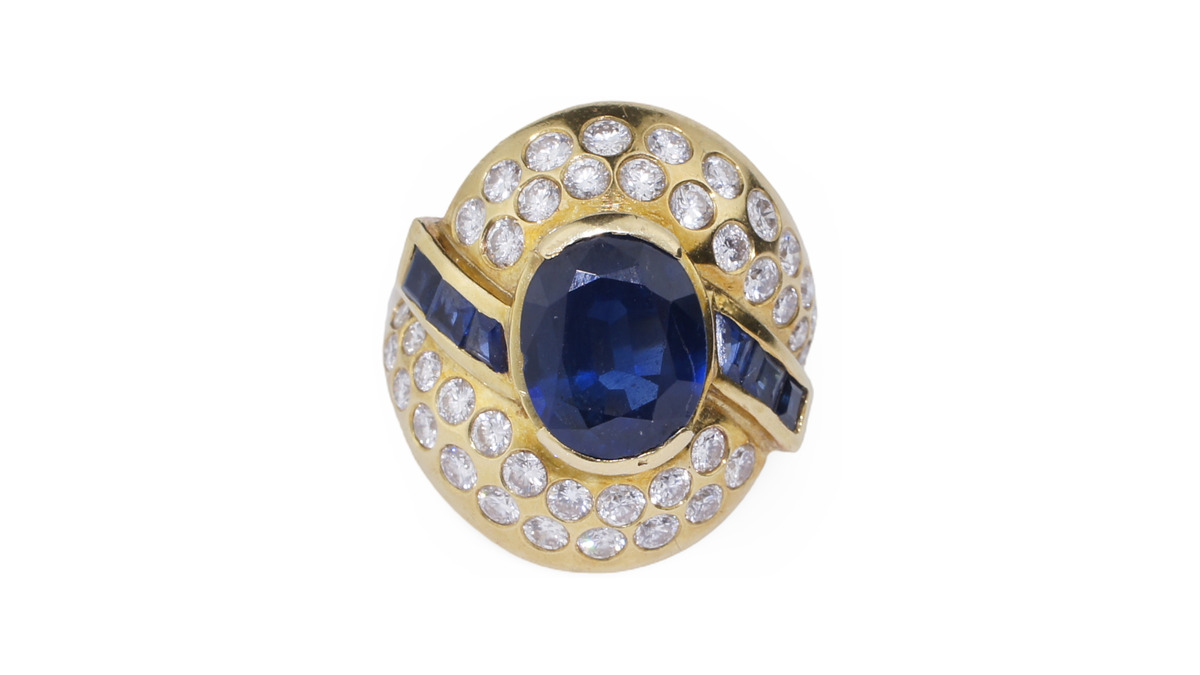 Numinsa's tweet photo. Vintage ring in 18 karat gold set with a central oval cut sapphire, accented with a total of 1.70 carats of brilliant cut diamonds and rows of square cut sapphires.

https://t.co/py8zgXwZer

#numinsa #AlternativeEngagement #VintageJewelry #SapphireRing #EstateJewelry https://t.co/xpir2lTH4z