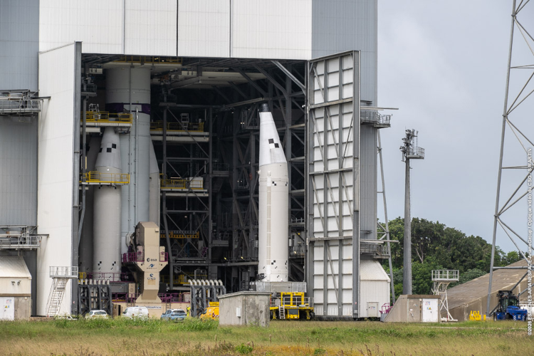 kosmonautyka's tweet photo. Nowa europejska #rakieta Ariane 6 o wysokości 20-pietrowego wieżowca startuje 1 raz w najpotężniejszej wersji z 4 boosterami. Wyniesie kolejną partię satelitów globalnego systemu internetu satelitarnego #Amazon Leo, konkurenta #Starlink.a.

Więcej:
https://t.co/IK9WDnKpMs https://t.co/yGX3oENZ02